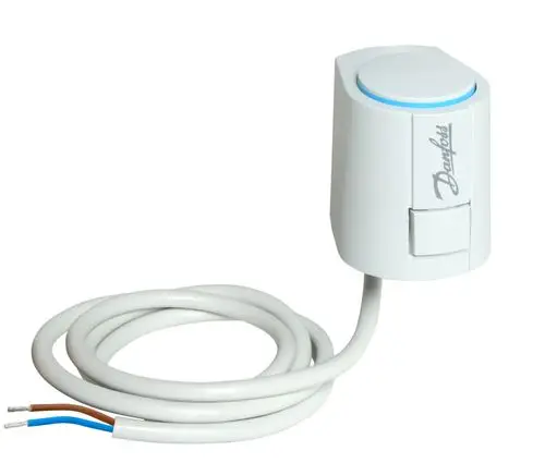 Weißer elektrischer Stellantrieb mit Anschlusskabel und Tastenbedienung. Markenlogo von Danfoss auf der Produktoberfläche sichtbar.